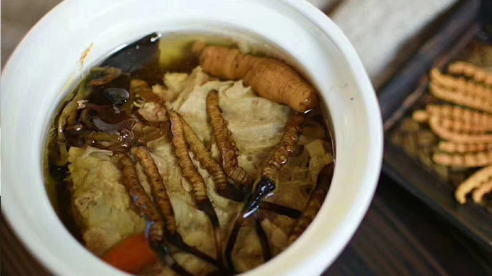 鮮香滋補(bǔ)！鮮冬蟲(chóng)夏草燉雞湯的美味做法